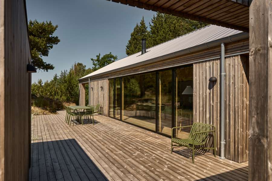 Pfannenblechen auf dem Dach schaffen die Grundlage für gemütliche Sommerhausstimmung, Torndrupskovvej 3, 9370 Hals, Dänemark